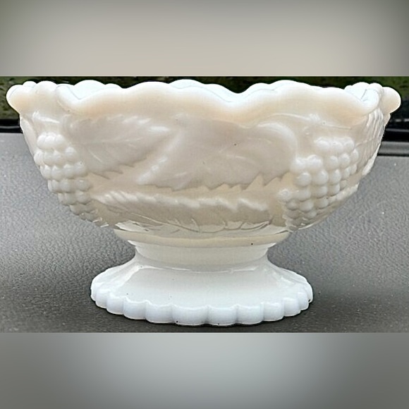Vintage 1900s Early 20th Century Milk Glass  Scalloped Footed Oyster Dish - Picture 2 of 10